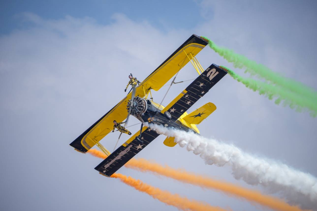 Выступление группы Skycat Wingwalkers из шведского Scandinavian Airshow