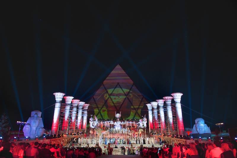 Опера "Аида" проходила под открытым небом на площади у здания Дворца мира и согласия в Астане