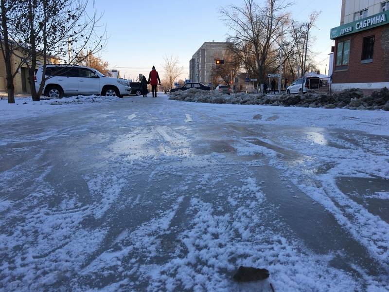 Огромный каток образовался на месте аварии
