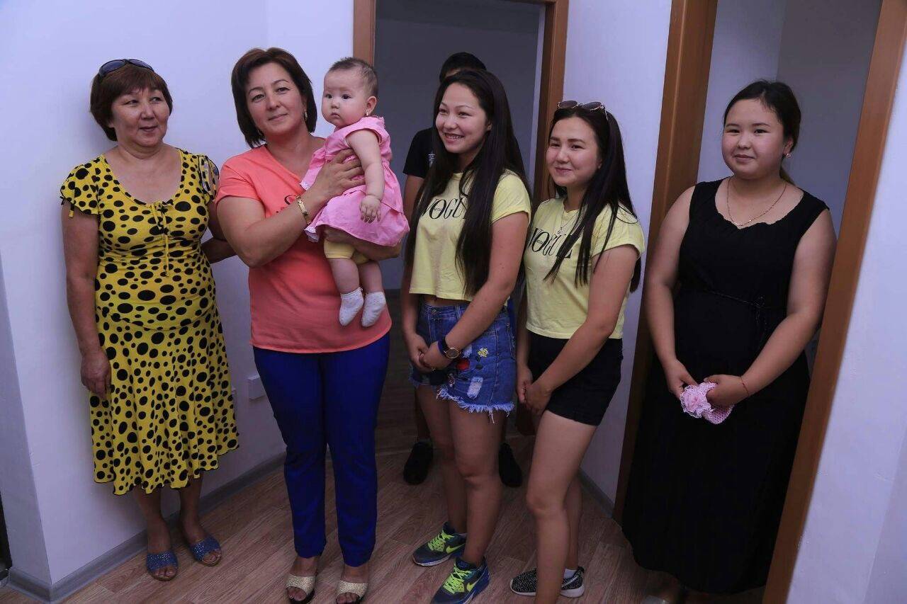 Ключи получили жители по 12 категориям