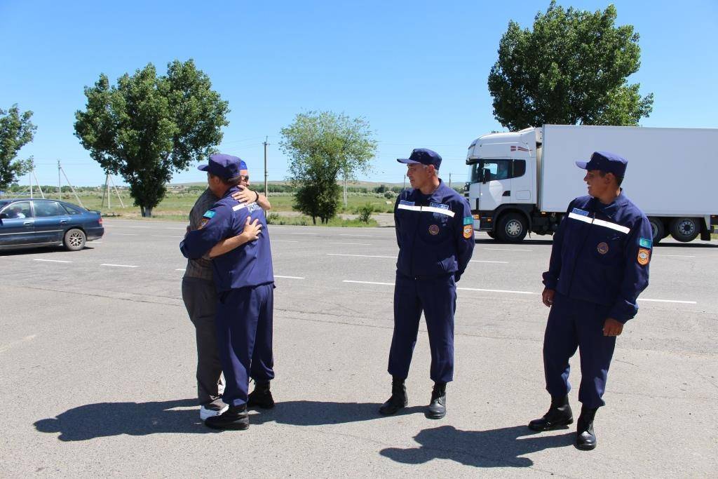 Туристы из Швейцарии поблагодарили алматинских спасателей за помощь