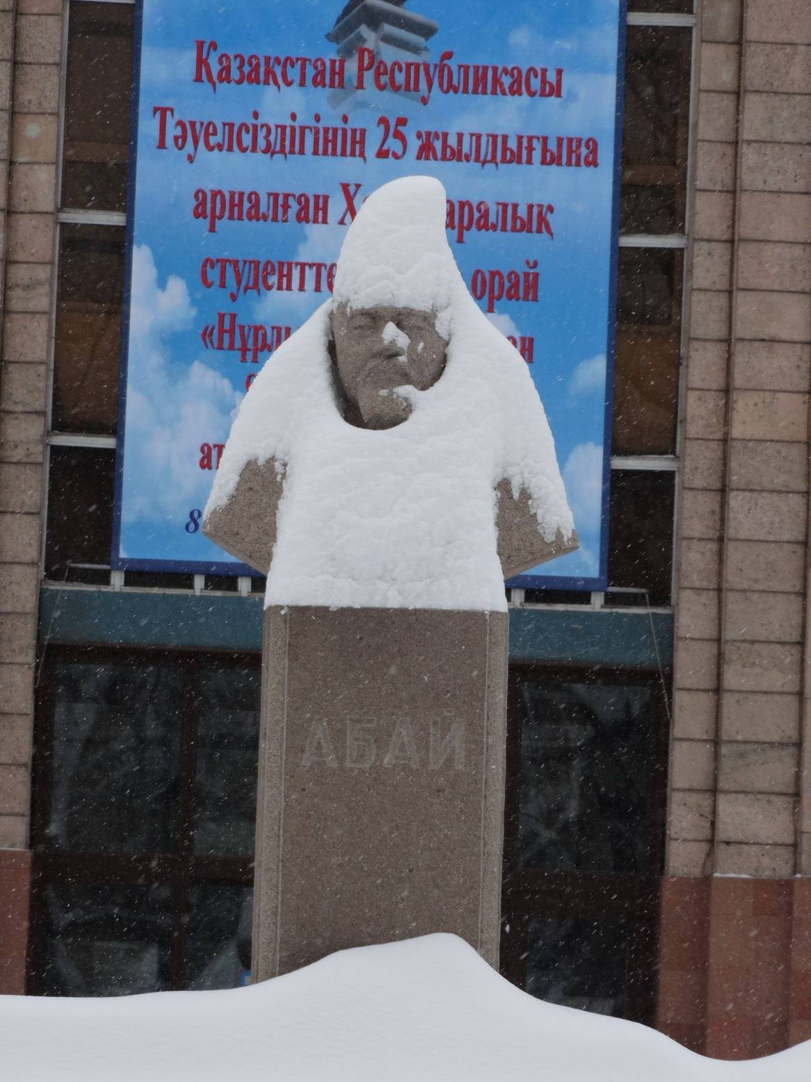 Даже старожилы молчат по поводу снегопада в Алматы