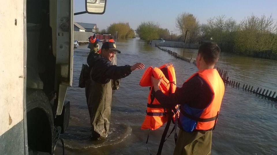 Жителям поселка заречный выдали гидрокостюмы