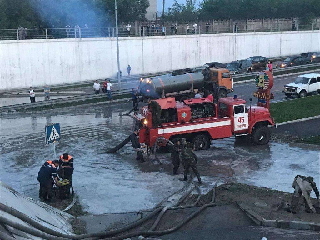 На подтопленных участках работают 18 человек, задействованы три автомобиля, мотопомпа и пожарная насосная станция.