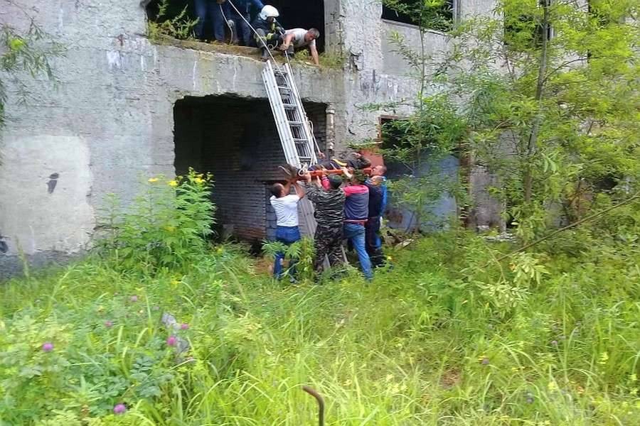 Двое остаются под завалами