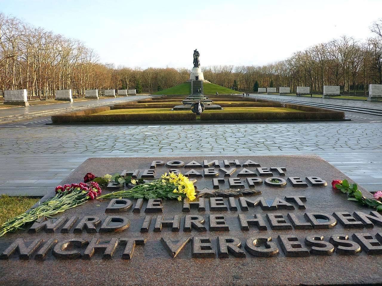 Памятник воину-освободителю в Трептов-парке