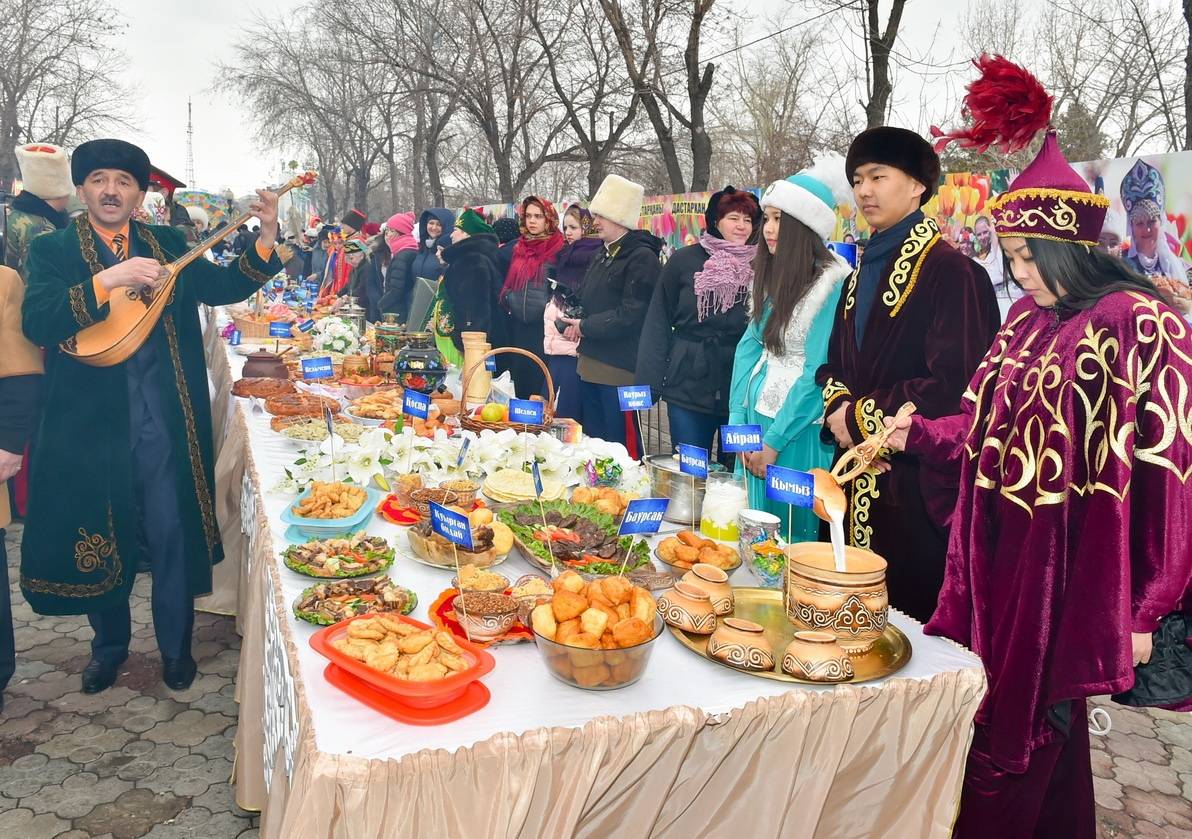 Стол с угощениями в Петроавловске