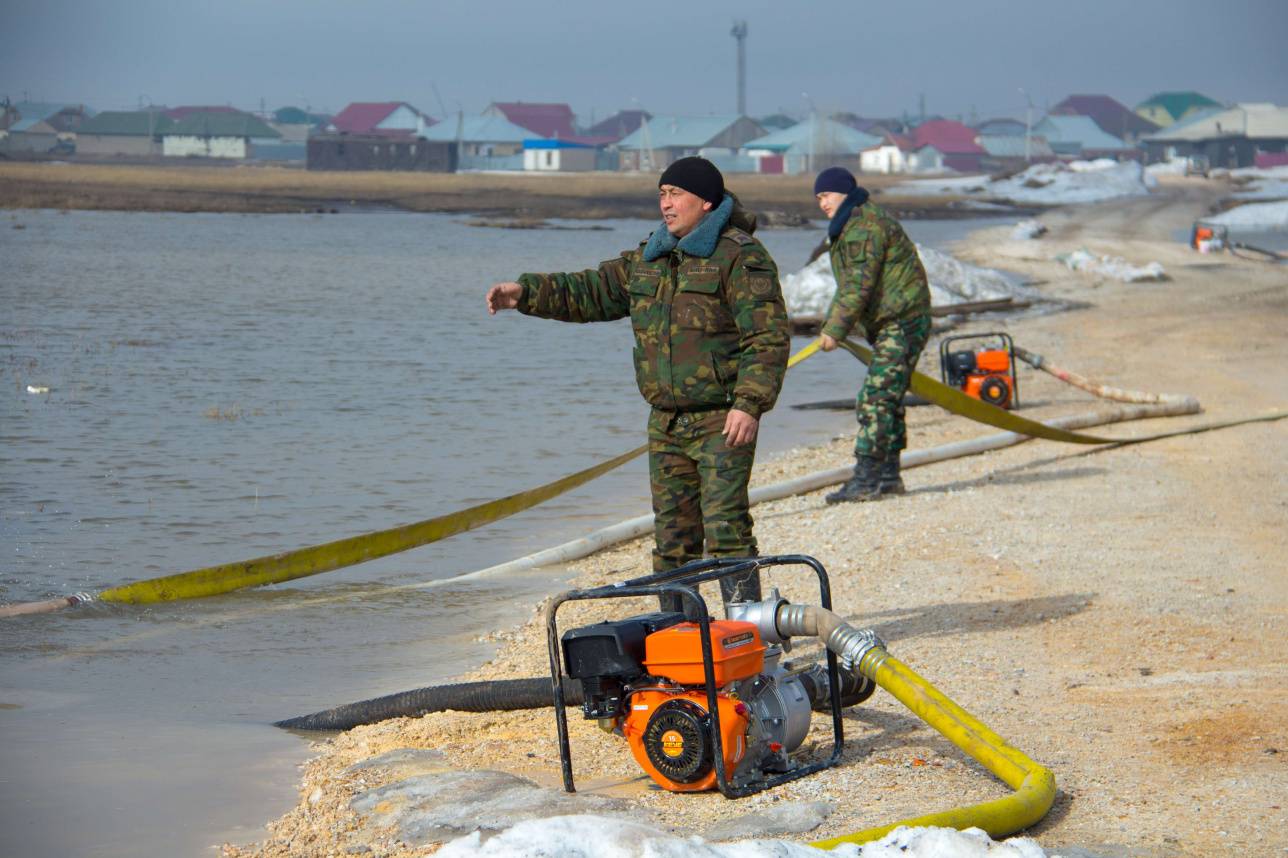 Также вода сливается в местные водоёмы