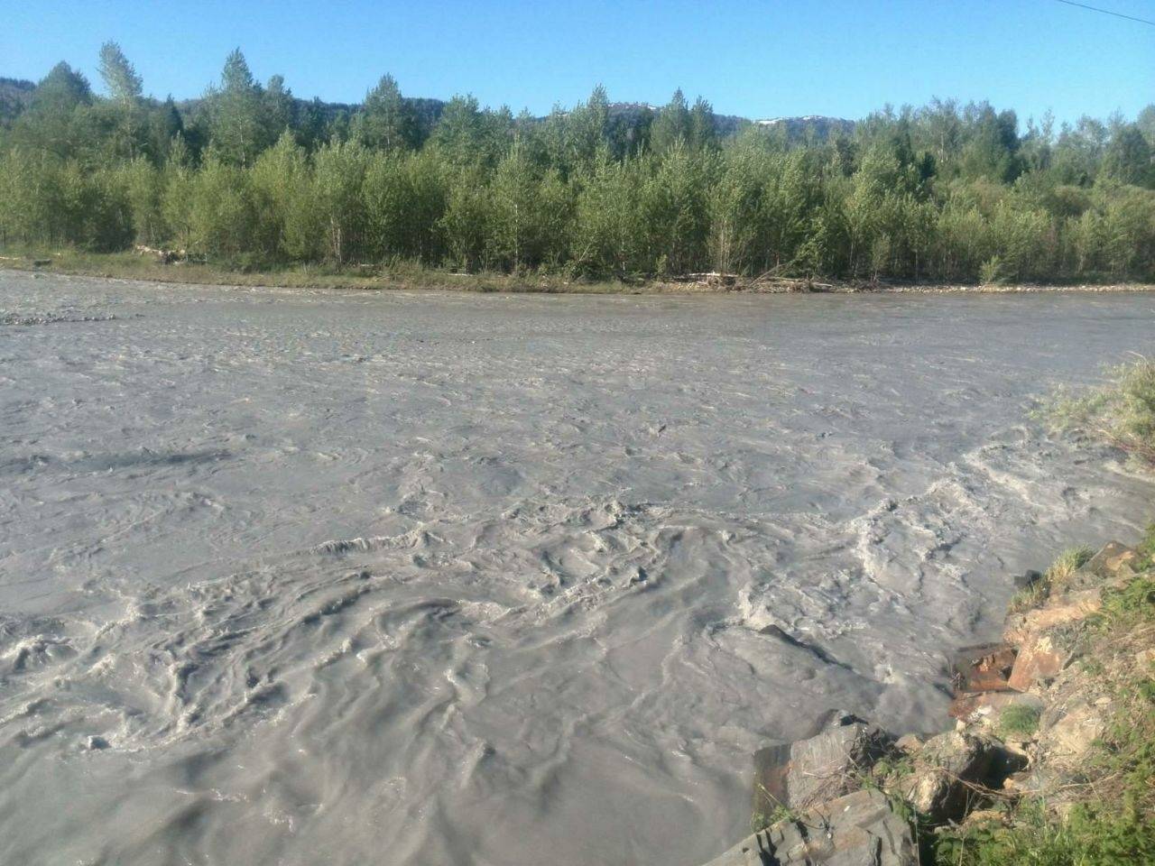 Мутная речка в ВКО после аварийного сброса
