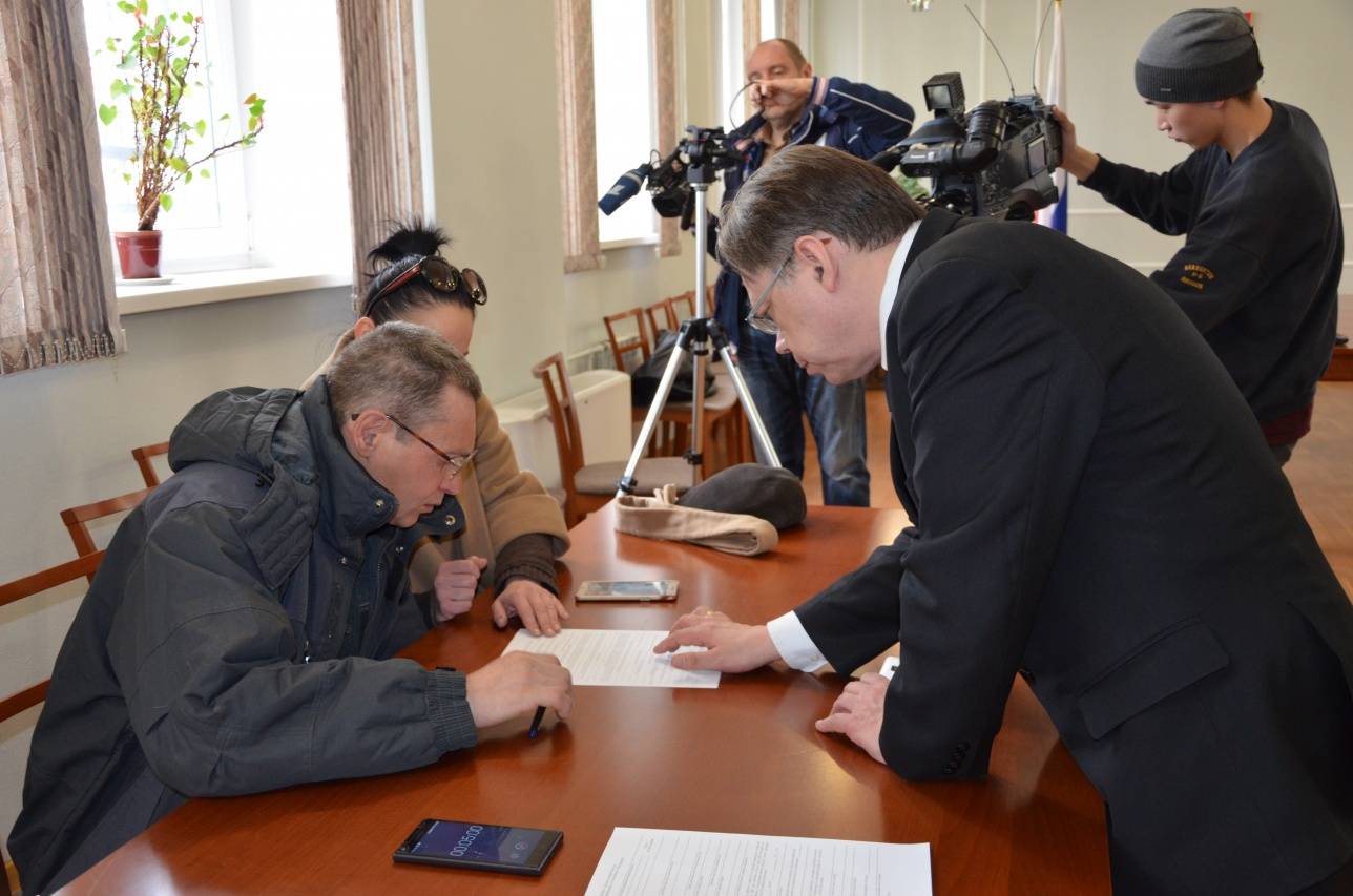 Юрий с трудом выводит буквы - за три года разучился держать ручку