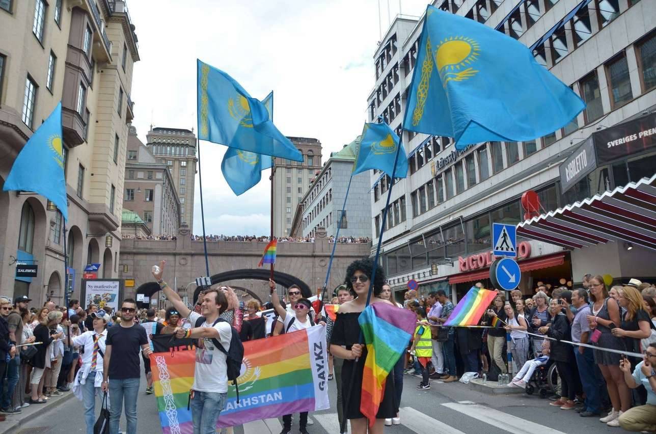 Казахстанцы на ЛГБТ-прайде в Стокгольме, 2017 год