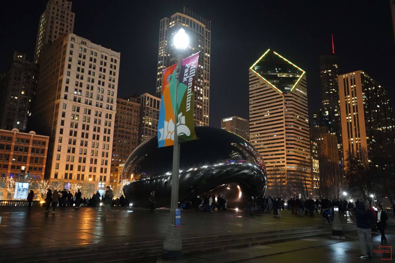 Миллениум саябағындағы ең танымал туристік нысан - Бұлтты қақпа (Cloud Gate).