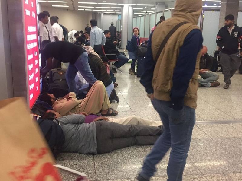 В аэропрту Шарджи люди вынуждены спать прямо на полу