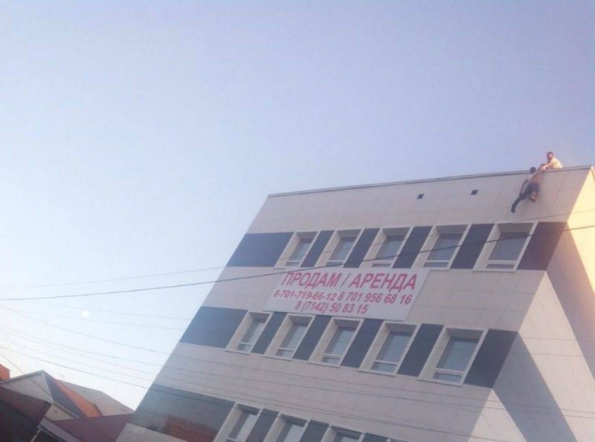 Молодой человек спрыгнул с козырька, но участковый успел схватит его за руку