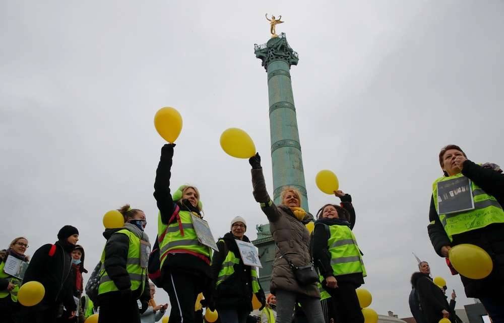 Участницы акции на площади Бастилии в Париже