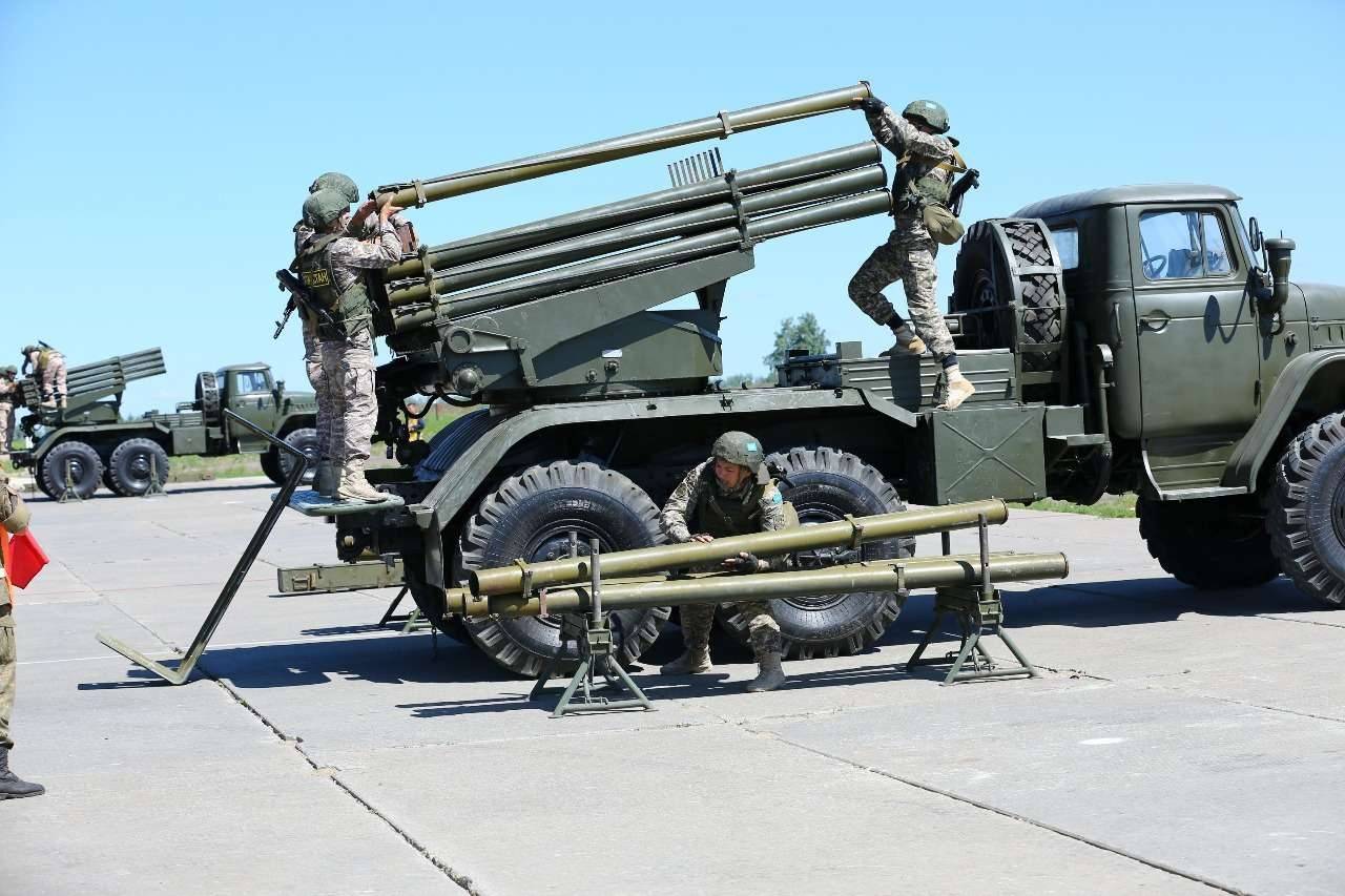 Военнослужащие соревновались не только в качестве ремонта техники, но и в быстроте выполнения огневых нормативов