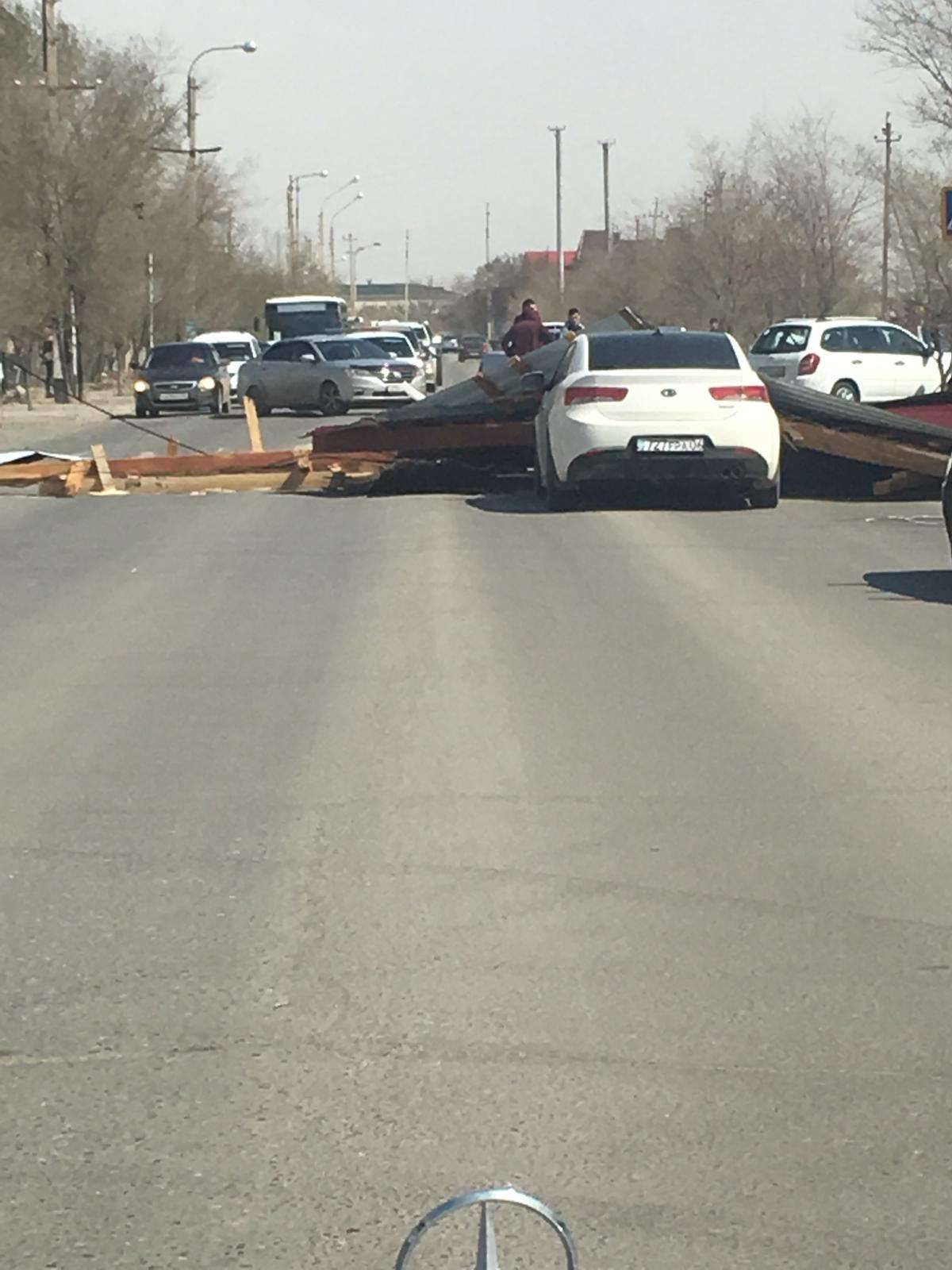 Часть кровли упала на дорогу