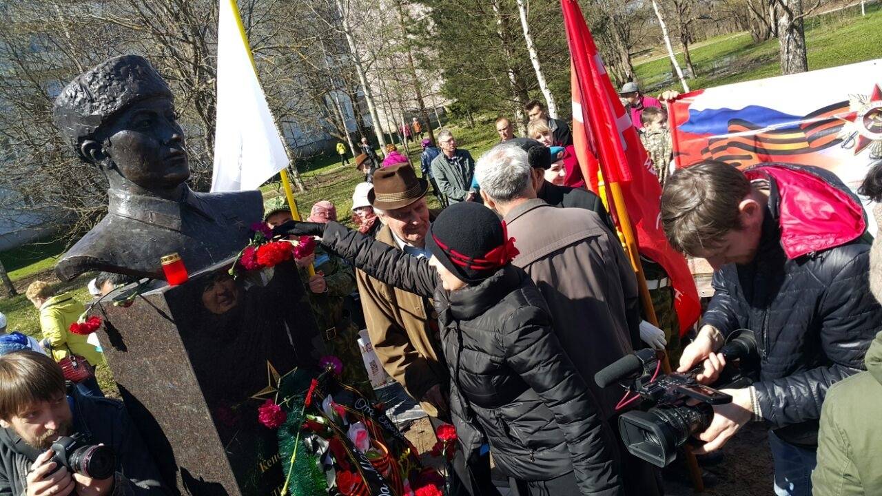 Горожане несут на памятник Толегену Тохтарову цветы