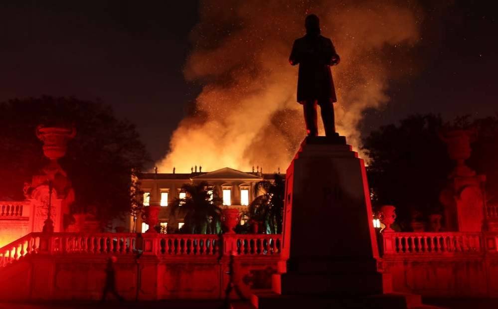 Материальный ущерб, причинённый пожаром, пока не подсчитывали. Потеряна история и 200-летняя работа, заявил президент страны