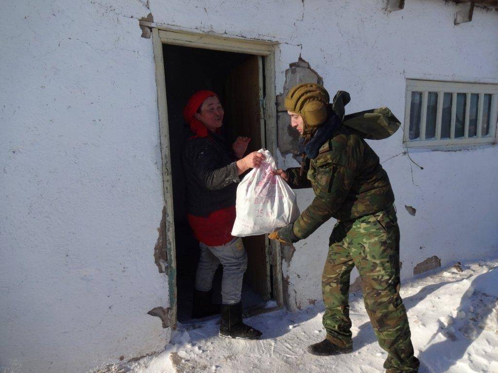 Благодарные сельчане принимают помощь