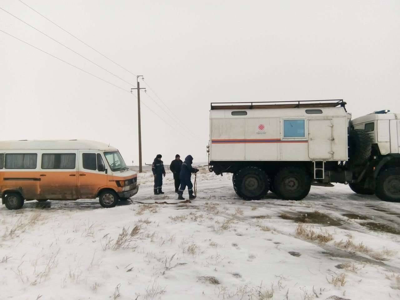 Спасатели оказывают помощь пассажирам автомобилей, оказавшихся в заторе