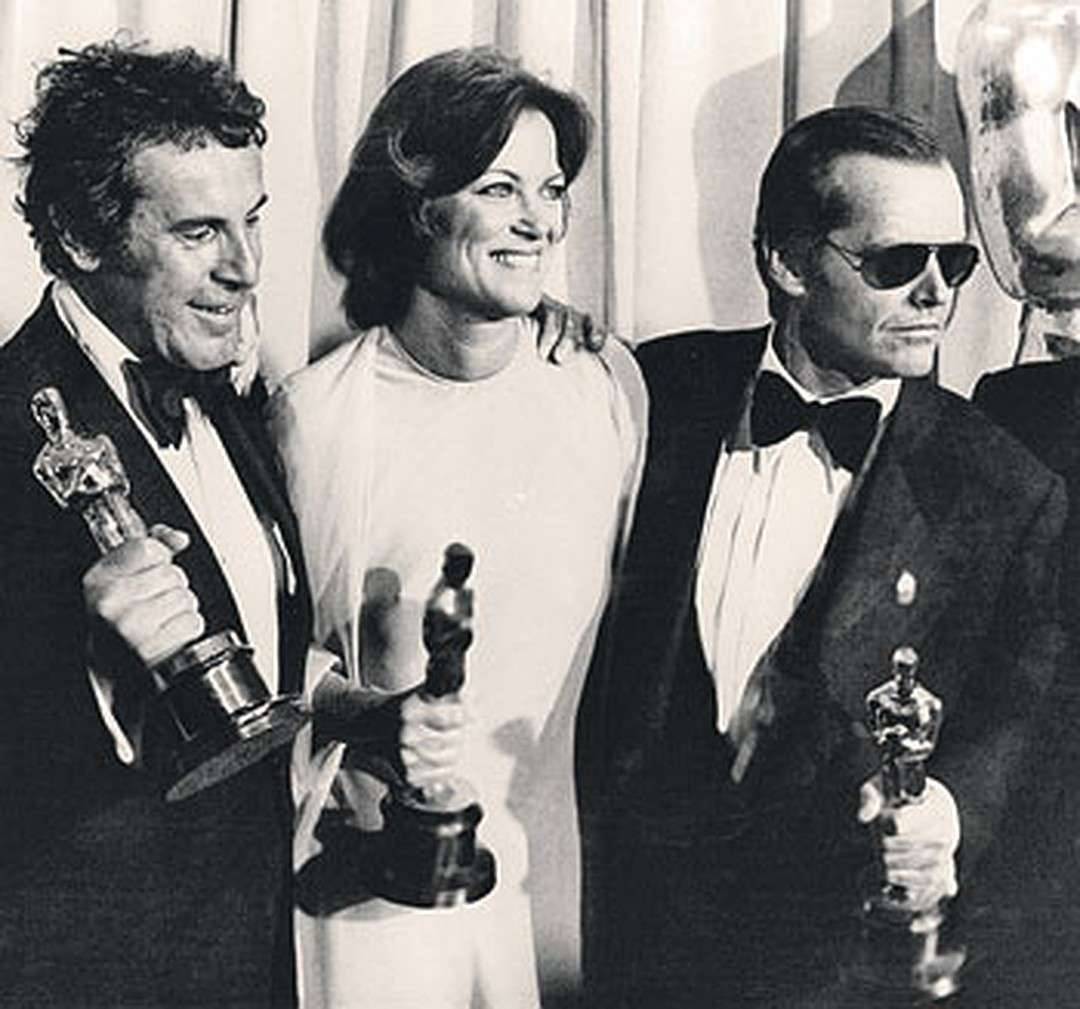 Май 1976-го. Форман (слева) с актерами Луиз Флетчер и Джеком Николсоном (справа) держат своих "Оскаров" за фильм "Пролетая над гнездом кукушки"