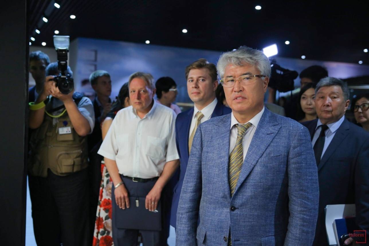 На открытии выставки принял участие министр культуры и спорта Арыстанбек Мухамедиулы