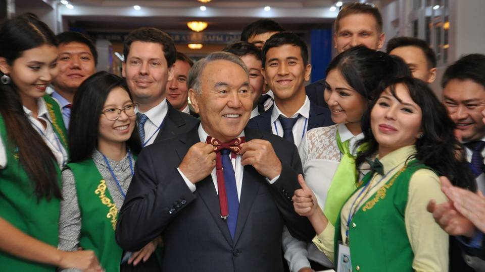 Студенты подарили Президенту галстук-бабочку