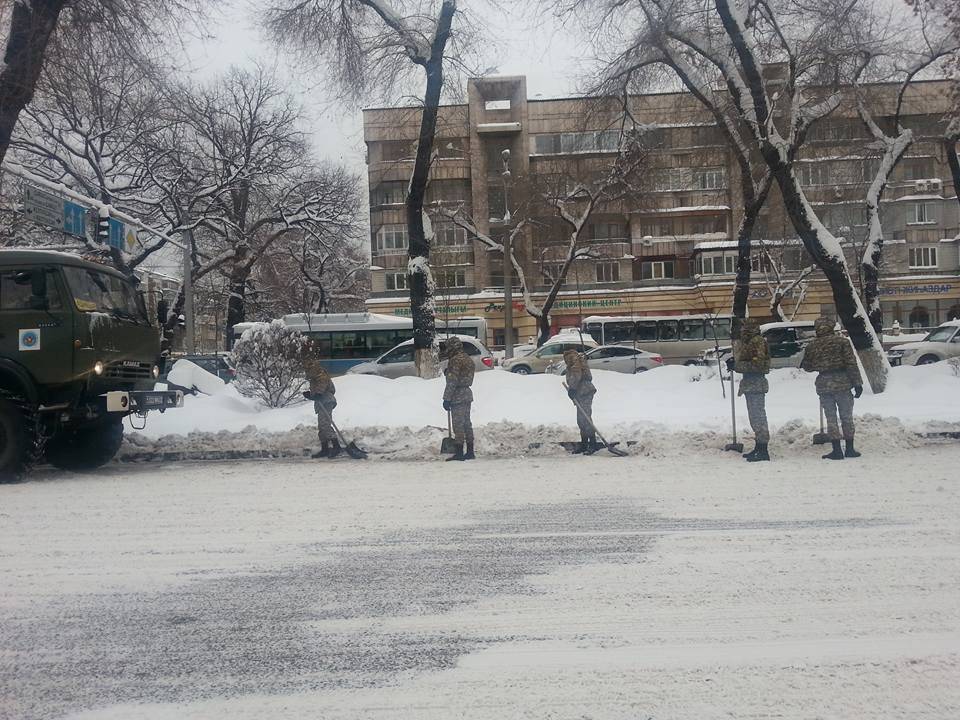 Солдаты чистят улицы Алматы от снега