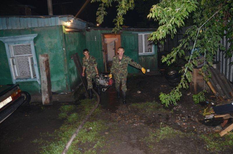 Спасатели и пожарные борются с последствиями стихи