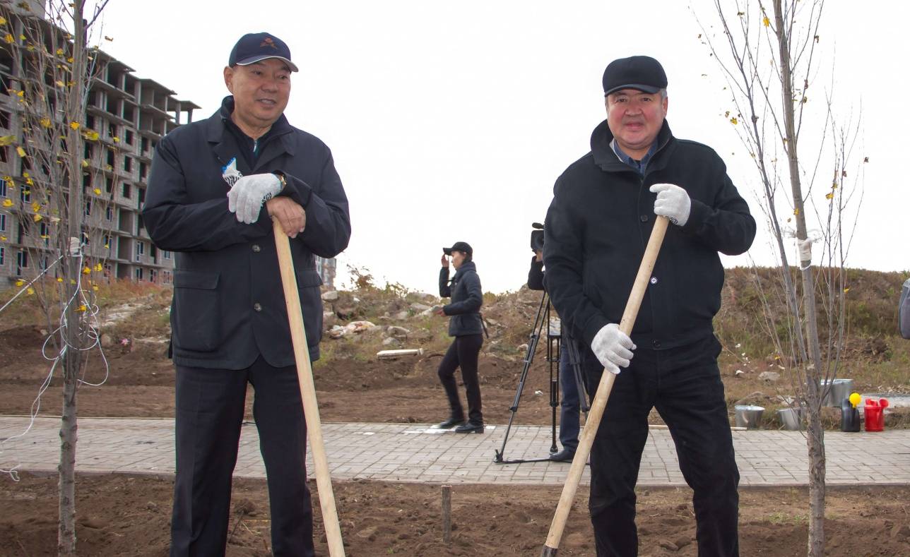 Женис Нургалиев справа