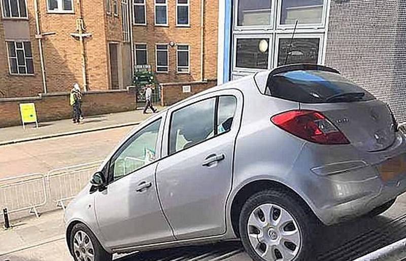 Припаркованный на ступенях автомобиль