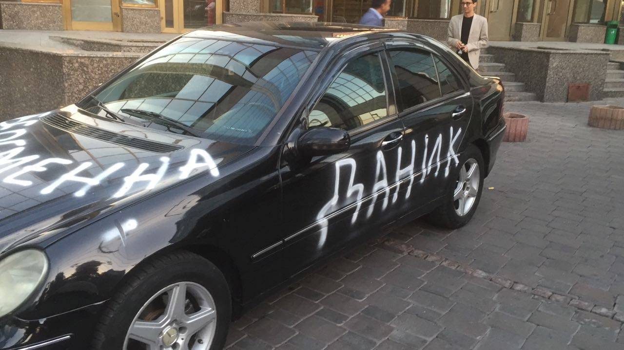 Признание в любви девушка выразила на автомобиле парня