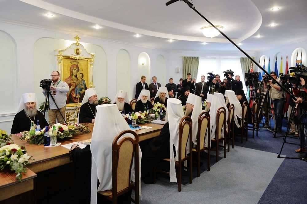 Члены Священного синода во время подписания заявления