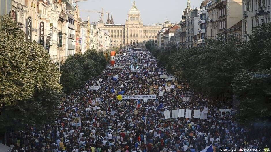 Участники протестов в Праге, 4 июня 2019 года