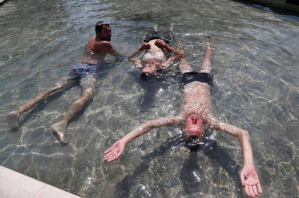 Туристы охлаждаются в фонтанах Будапешта