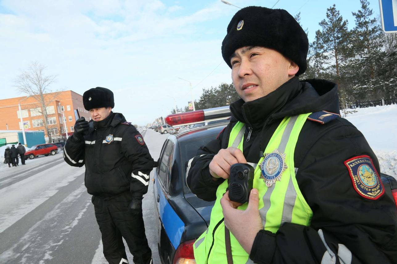 Чтобы бороться с коррупцией, полицейским Казахстана начали массово выдавать видеожетоны 