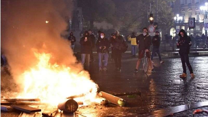 В нескольких городах Италии акции протеста против повторного локдауна вылились в массовые беспорядки