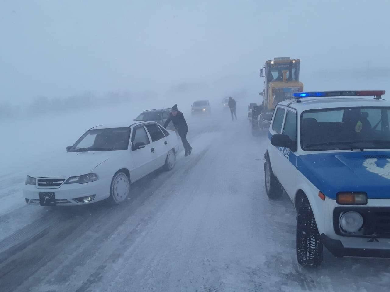 Из-за плохой погоды и гололёда водители застряли на трассе