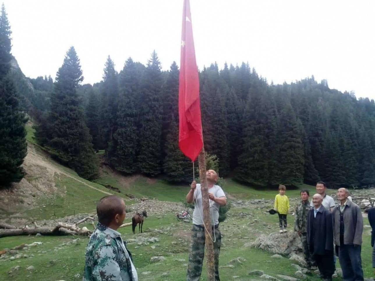 Жайлаудағы қазақ малшылары да таңертең ту шығару салтын өткізетін болған 