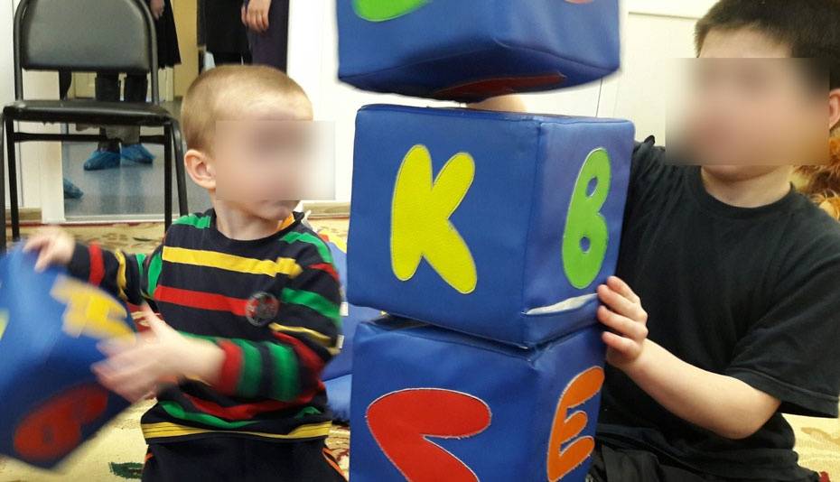 Ребёнок сейчас чувствует себя хорошо и играет со сверстниками