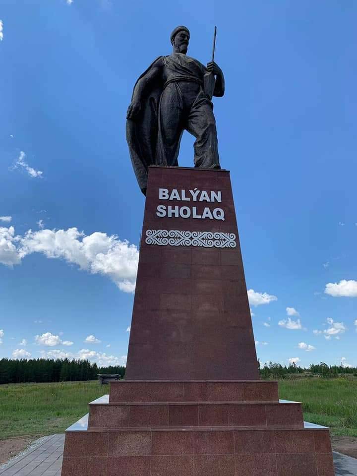 Памятник певцу и композитору Балуану Шолаку