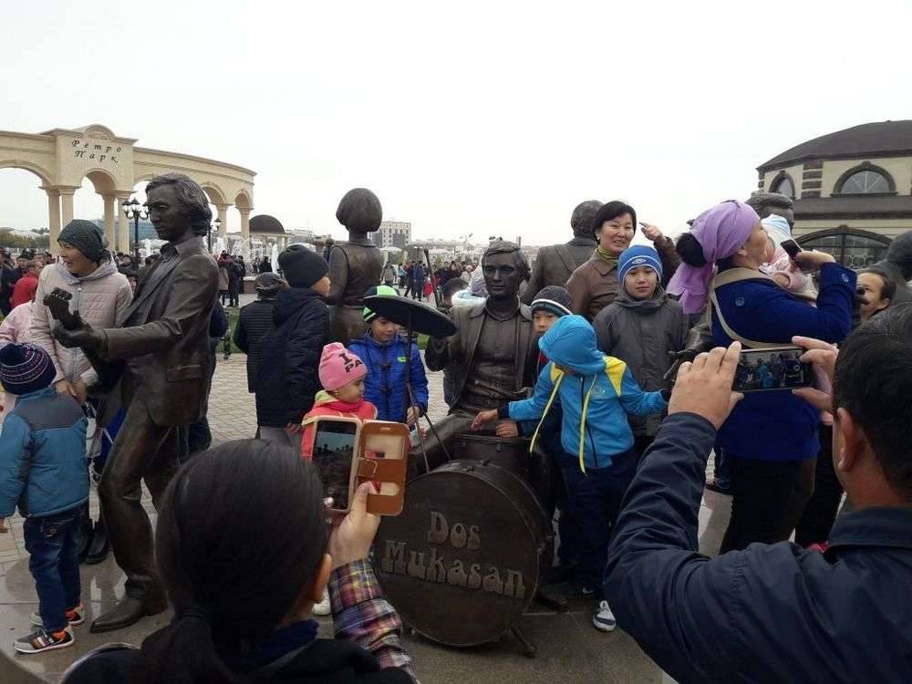 Скульптура в день открытия
