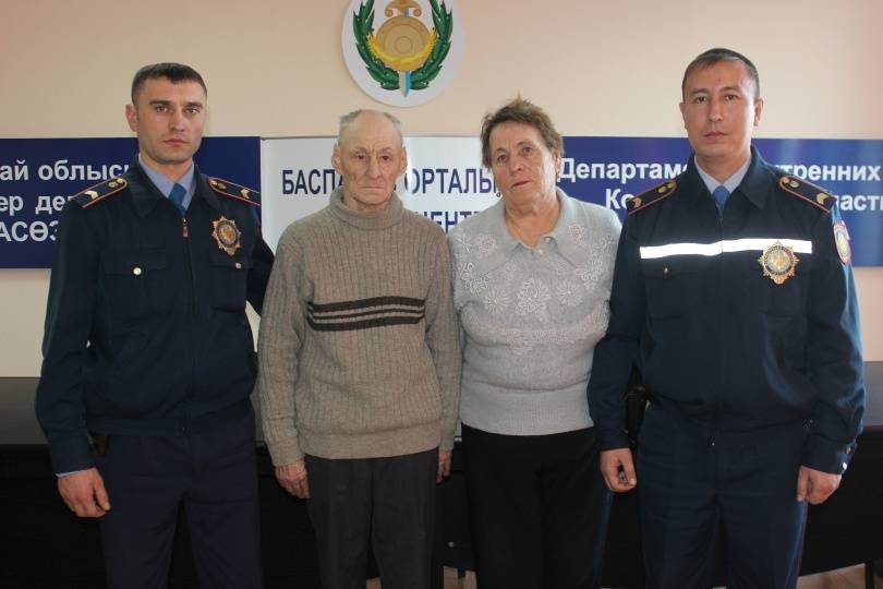 Полицейские со спасённым пенсионером и его сестрой