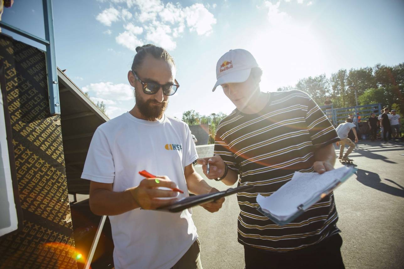 Антон Повеквечнов и Максим Круглов судят соревнования Red Bull Local Hero в Астане