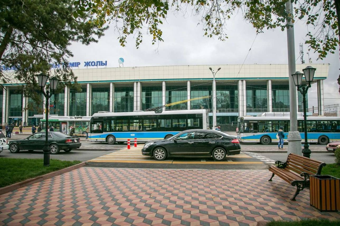 Троллейбус Neoplan на вокзале "Алматы-2"