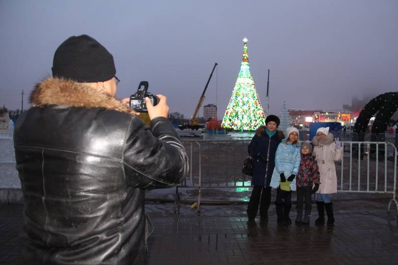 Пришедшие погулять в ледовом городке вынуждены фотографироваться за его пределами