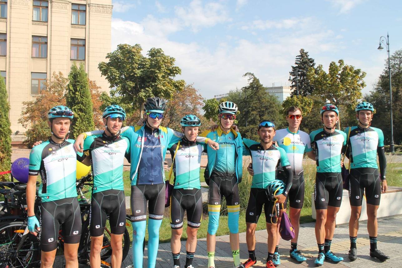 На финише участников велопробега ждали участники велогонки "Тур Алматы-2018"