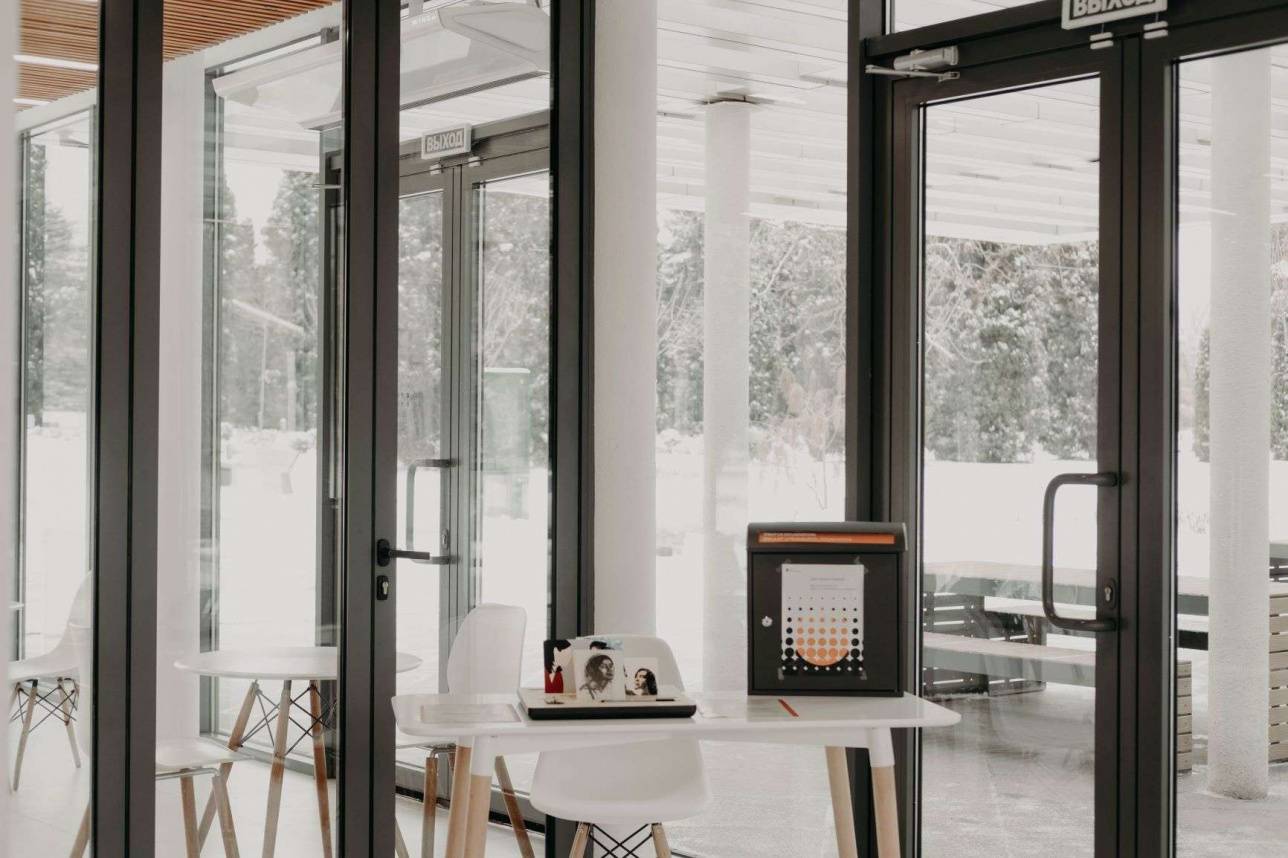 Почтовые ящики есть по указанным адресам. Любой желающий может оставить в них письмо и оно дойдёт до адресата