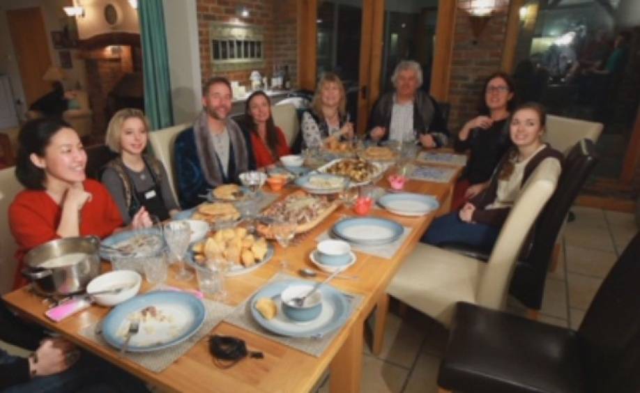 Семья Браун за праздничным дастарханом